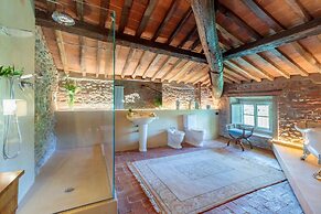 Villa Hugo in Lucca With 5 Bedrooms and 6 Bathrooms