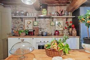 Villa Hugo in Lucca With 5 Bedrooms and 6 Bathrooms