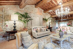 Villa Hugo in Lucca With 5 Bedrooms and 6 Bathrooms