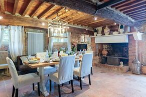 Villa Hugo in Lucca With 5 Bedrooms and 6 Bathrooms