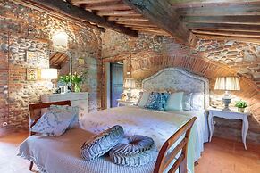 Villa Hugo in Lucca With 5 Bedrooms and 6 Bathrooms