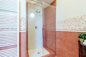 Villa Hugo in Lucca With 5 Bedrooms and 6 Bathrooms