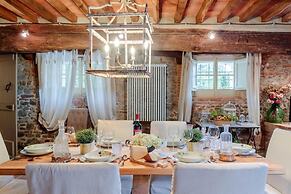 Villa Hugo in Lucca With 5 Bedrooms and 6 Bathrooms