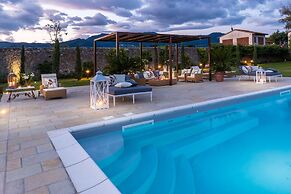 Villa Hugo in Lucca With 5 Bedrooms and 6 Bathrooms