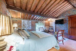 Villa Hugo in Lucca With 5 Bedrooms and 6 Bathrooms