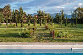 Villa Hugo in Lucca With 5 Bedrooms and 6 Bathrooms