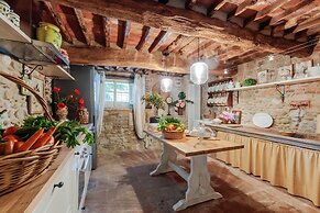 Villa Hugo in Lucca With 5 Bedrooms and 6 Bathrooms