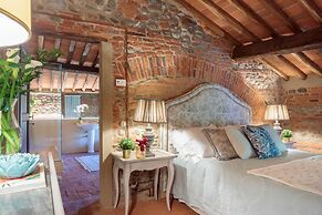 Villa Hugo in Lucca With 5 Bedrooms and 6 Bathrooms