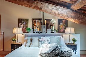 Villa Hugo in Lucca With 5 Bedrooms and 6 Bathrooms