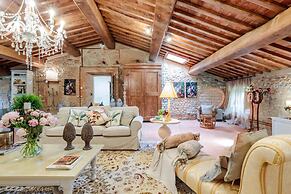 Villa Hugo in Lucca With 5 Bedrooms and 6 Bathrooms