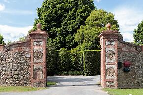 Villa Hugo in Lucca With 5 Bedrooms and 6 Bathrooms