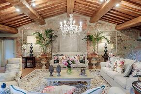 Villa Hugo in Lucca With 5 Bedrooms and 6 Bathrooms