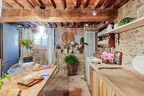 Villa Hugo in Lucca With 5 Bedrooms and 6 Bathrooms