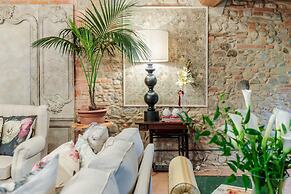 Villa Hugo in Lucca With 5 Bedrooms and 6 Bathrooms