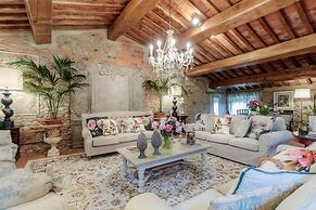 Villa Hugo in Lucca With 5 Bedrooms and 6 Bathrooms