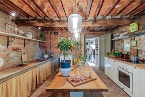 Villa Hugo in Lucca With 5 Bedrooms and 6 Bathrooms