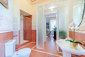 Villa Hugo in Lucca With 5 Bedrooms and 6 Bathrooms