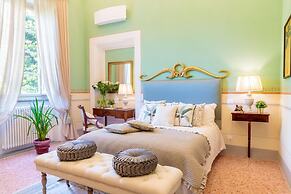 Villa Hugo in Lucca With 5 Bedrooms and 6 Bathrooms