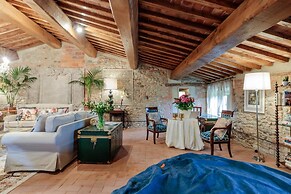 Villa Hugo in Lucca With 5 Bedrooms and 6 Bathrooms