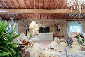 Villa Hugo in Lucca With 5 Bedrooms and 6 Bathrooms