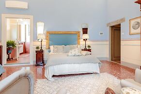 Villa Hugo in Lucca With 5 Bedrooms and 6 Bathrooms
