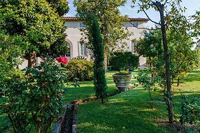 Villa Hugo in Lucca With 5 Bedrooms and 6 Bathrooms