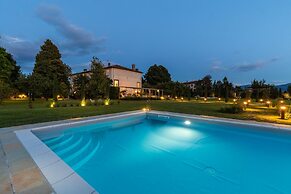 Villa Hugo in Lucca With 5 Bedrooms and 6 Bathrooms