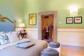 Villa Hugo in Lucca With 5 Bedrooms and 6 Bathrooms