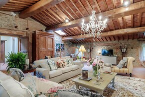 Villa Hugo in Lucca With 5 Bedrooms and 6 Bathrooms