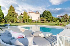 Villa Hugo in Lucca With 5 Bedrooms and 6 Bathrooms