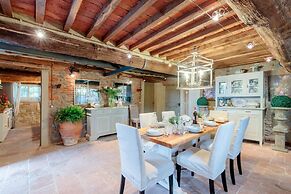 Villa Hugo in Lucca With 5 Bedrooms and 6 Bathrooms