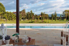 Villa Hugo in Lucca With 5 Bedrooms and 6 Bathrooms