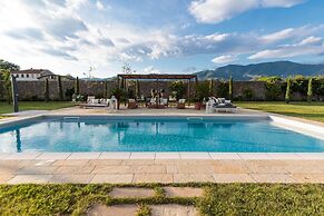 Villa Hugo in Lucca With 5 Bedrooms and 6 Bathrooms