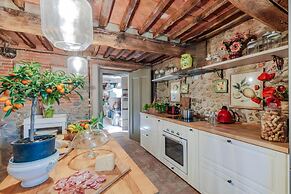 Villa Hugo in Lucca With 5 Bedrooms and 6 Bathrooms