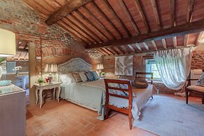 Villa Hugo in Lucca With 5 Bedrooms and 6 Bathrooms