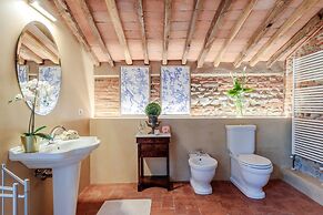 Villa Hugo in Lucca With 5 Bedrooms and 6 Bathrooms