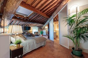 Villa Hugo in Lucca With 5 Bedrooms and 6 Bathrooms