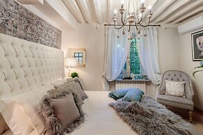 Casa Blanc in Lucca With 1 Bedrooms and 1 Bathrooms