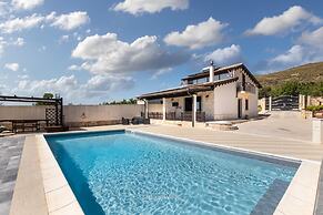 Villa Zora in Avola With 4 Bedrooms and 3 Bathrooms
