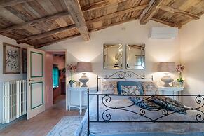 Villa Gufo in Lucca With 5 Bedrooms and 4 Bathrooms