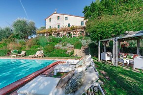 Villa Gufo in Lucca With 5 Bedrooms and 4 Bathrooms