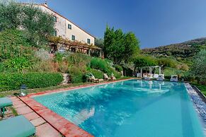Villa Gufo in Lucca With 5 Bedrooms and 4 Bathrooms