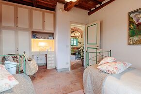 Villa Gufo in Lucca With 5 Bedrooms and 4 Bathrooms