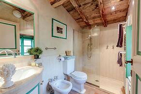 Villa Gufo in Lucca With 5 Bedrooms and 4 Bathrooms