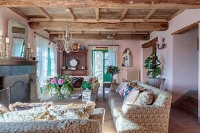 Villa Gufo in Lucca With 5 Bedrooms and 4 Bathrooms