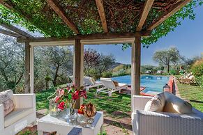 Villa Gufo in Lucca With 5 Bedrooms and 4 Bathrooms