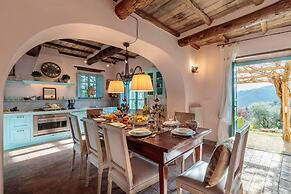 Villa Gufo in Lucca With 5 Bedrooms and 4 Bathrooms