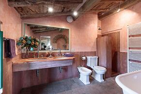 Villa Gufo in Lucca With 5 Bedrooms and 4 Bathrooms