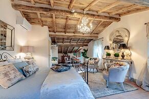 Villa Gufo in Lucca With 5 Bedrooms and 4 Bathrooms