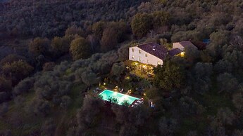 Villa Gufo in Lucca With 5 Bedrooms and 4 Bathrooms